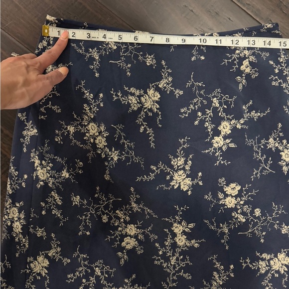 Pendleton silk floral knee length classy and elegant navy and white skirt size 8 - Picture 7 of 8
